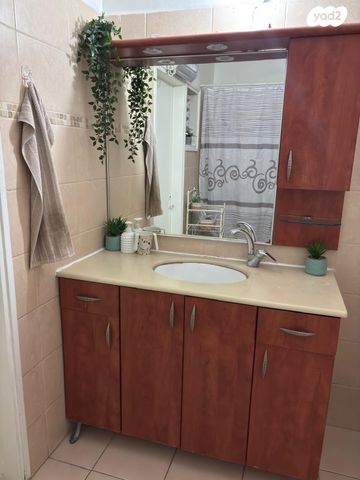 דירת גן, אבני חפץ