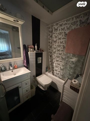 דירת גן, הנבל 1, כלי שיר, מעלה אדומים