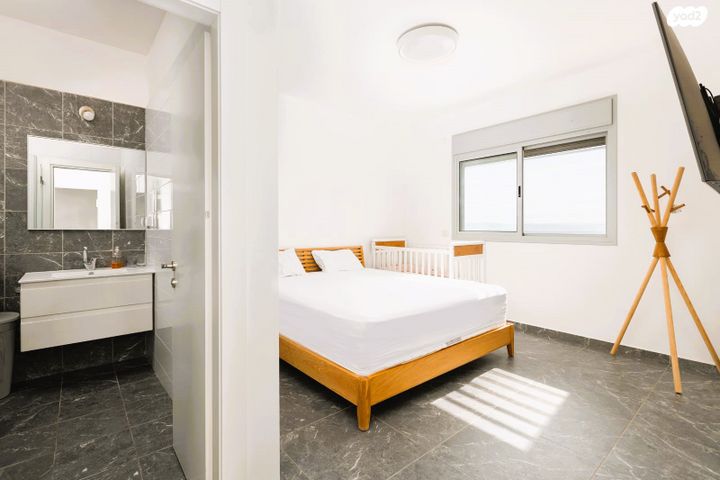 דירה, צור יצחק