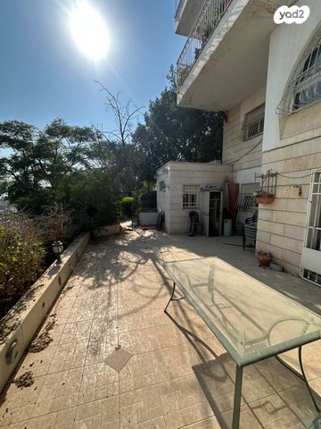 דירת גן, הנבל 1, כלי שיר, מעלה אדומים