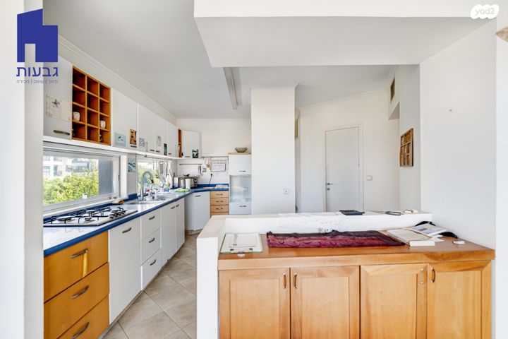 גג/ פנטהאוז, כ"ג, חברת חשמל, גבעתיים