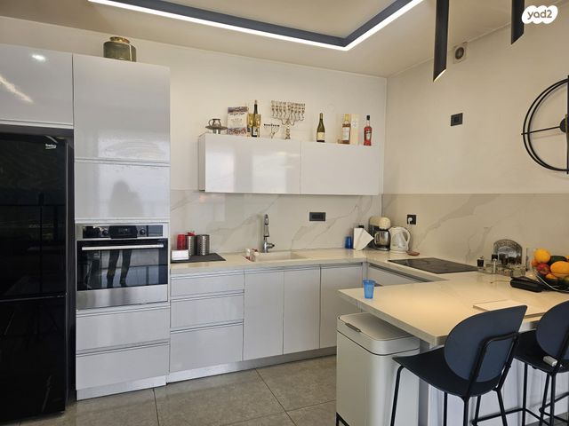 דירה, אסתר המלכה, האצטדיון, טבריה