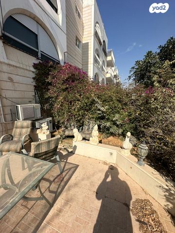 דירת גן, הנבל 1, כלי שיר, מעלה אדומים