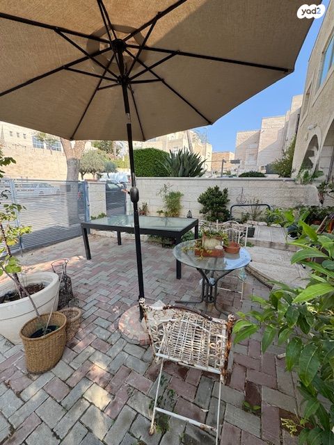 דו משפחתי, גדעון האוזנר, הולילנד, ירושלים