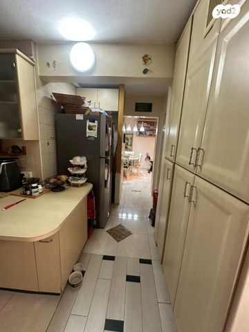 דירת גן, הנבל 1, כלי שיר, מעלה אדומים