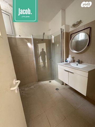 דירה, וייצמן, גיורא, טירת כרמל