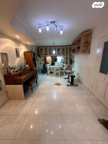 דירת גן, הנבל 1, כלי שיר, מעלה אדומים