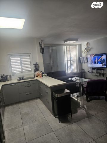 דירה, דרור, רמב"ם, ראשון לציון