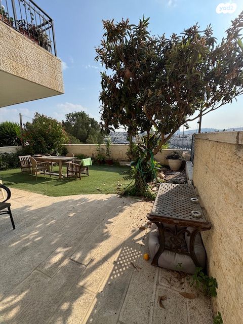 דו משפחתי, גדעון האוזנר, הולילנד, ירושלים