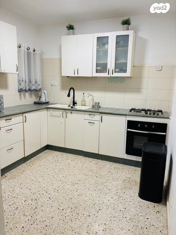 דירת גן, אבני חפץ