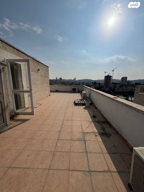 דו משפחתי, גדעון האוזנר, הולילנד, ירושלים