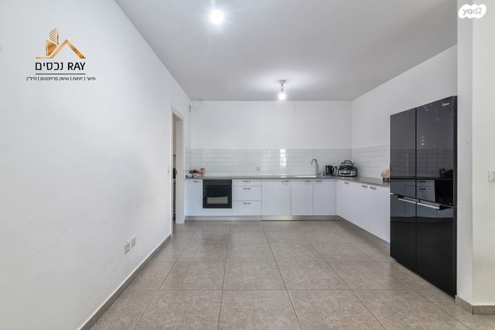 דירה, נעמי שמר, נאות שמיר, יבנה