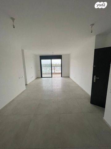 דירה, יצחק שמיר, נתיבות