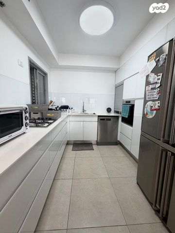 דירה, יעקב פיכמן, חולון