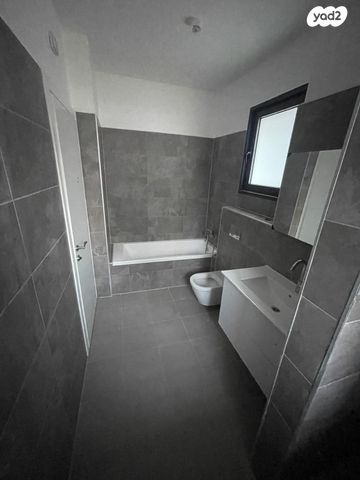 דירה, יצחק שמיר, נתיבות