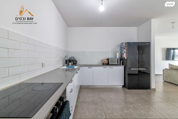 דירה, נעמי שמר, נאות שמיר, יבנה