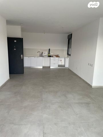 דירה, יצחק שמיר, נתיבות