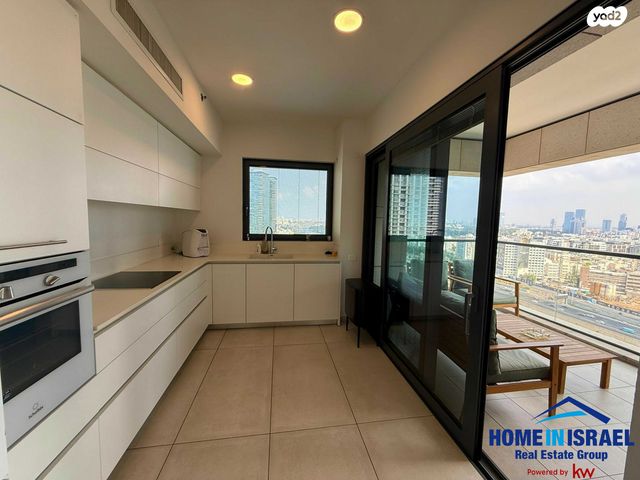 דירה, ניסים אלוני, צמרות איילון, פארק צמרת, תל אביב יפו