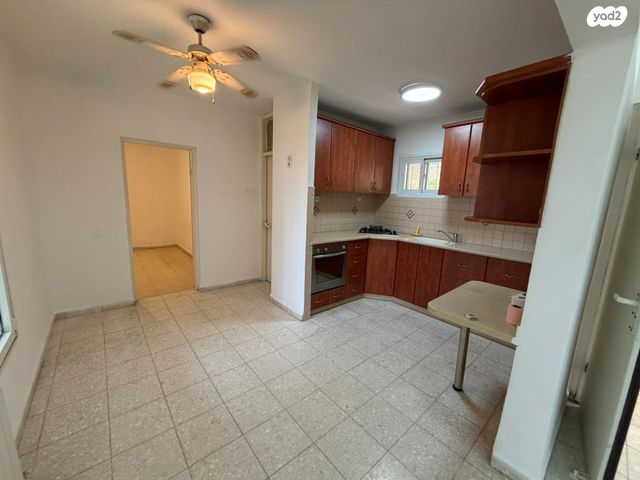 אהרון אשכולי 