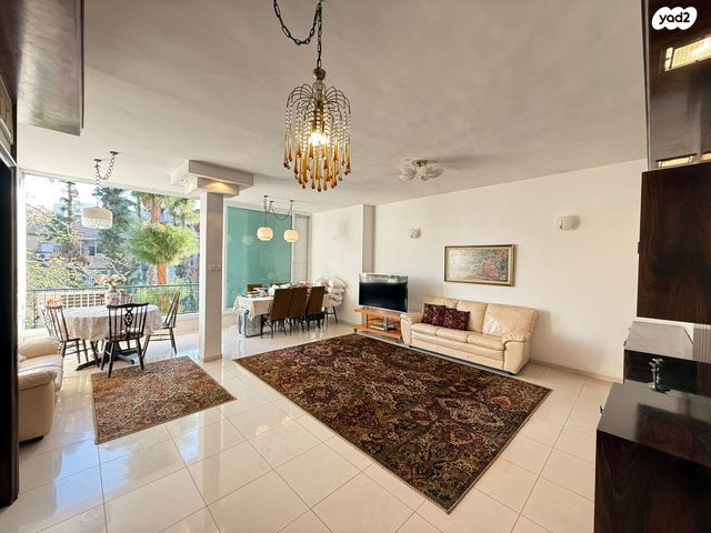 דירה, שדרות יצחק גרשטנקורן, הפועל המזרחי ד', שיכון ד', בני ברק