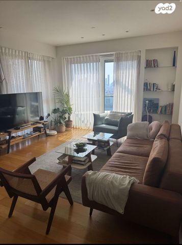 ניסים אלוני 21