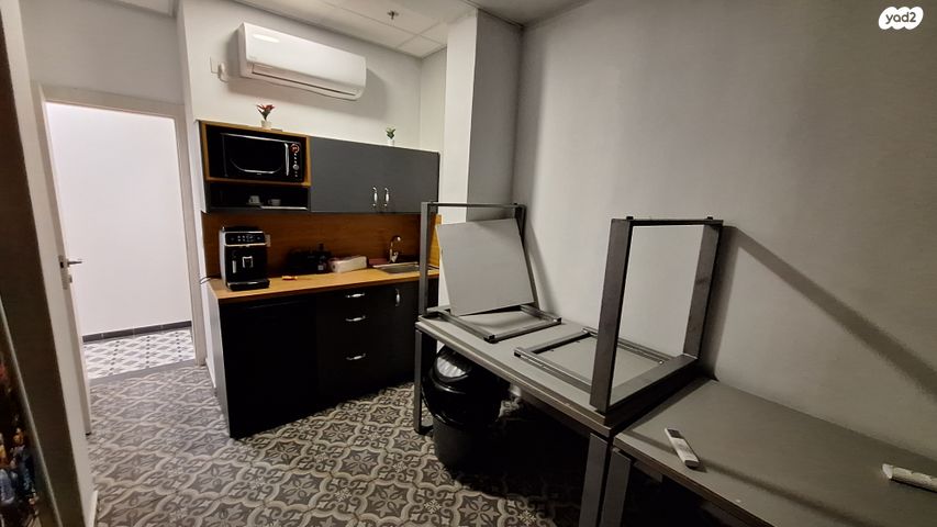 משרדים, דרך העצמאות, שער פלמר, תחנת רכבת השמונה, חיפה