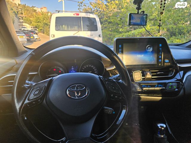 מודעת רכב טויוטה C-HR