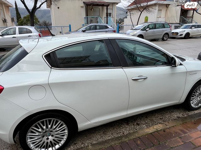 מודעת רכב אלפא רומיאו ג'ולייטה