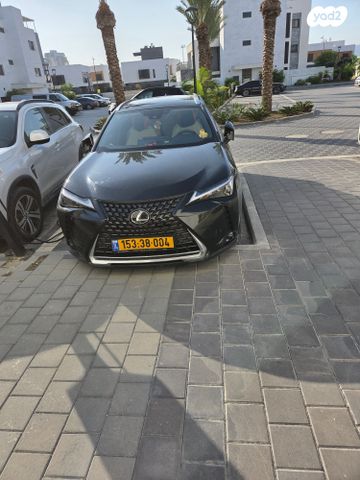 מודעת רכב לקסוס UX