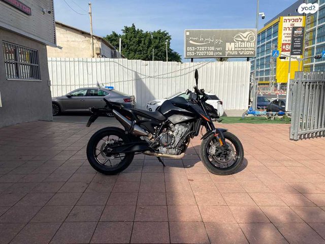 KTM Naked Duke 890