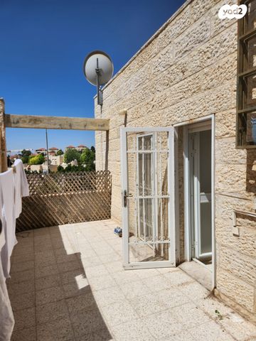 דו משפחתי, הרותם 15, צמח השדה, מעלה אדומים