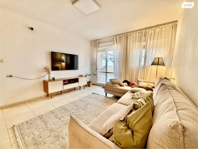 דירת גן, אבן ישראל 1, ברכה, ברכה