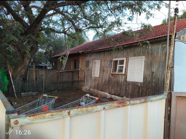 מגרשים, העמקים 49, מרכז הישוב, גני תקווה