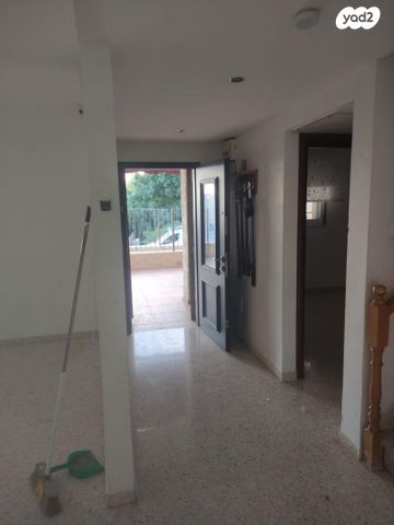 דו משפחתי, הרותם 15, צמח השדה, מעלה אדומים