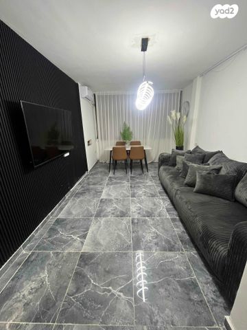 אפרים צור 48