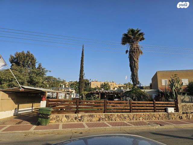 דו משפחתי, צבי 7, נעורים, ערד