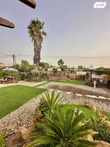 דו משפחתי, צבי 7, נעורים, ערד