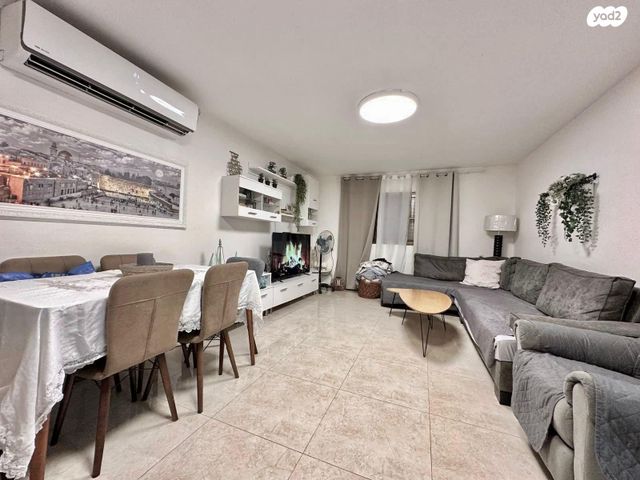 דו משפחתי, צבי 7, נעורים, ערד