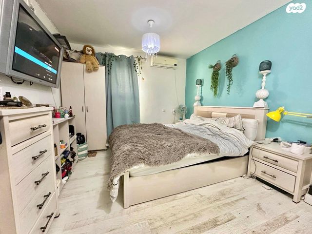 דו משפחתי, צבי 7, נעורים, ערד