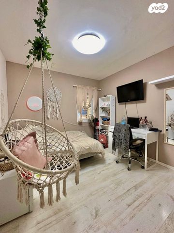 דו משפחתי, צבי 7, נעורים, ערד