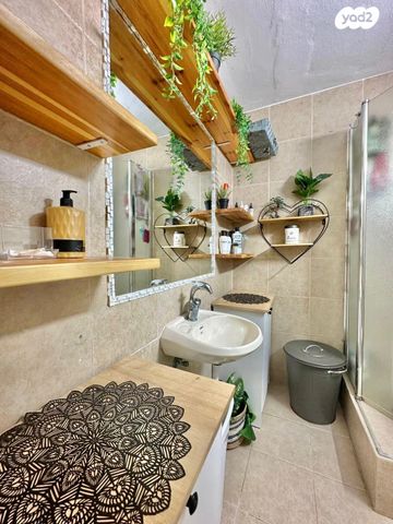 דו משפחתי, צבי 7, נעורים, ערד