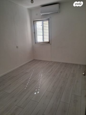 דירה, התנאים 4, ג'סי כהן, חולון