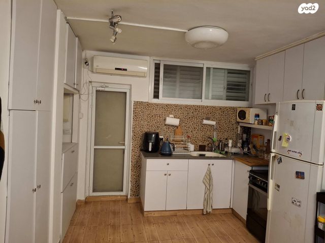 קדושי השואה 63