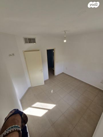 דירה, יצחק שדה 9, קרית הפרחים - 2005, רעננה