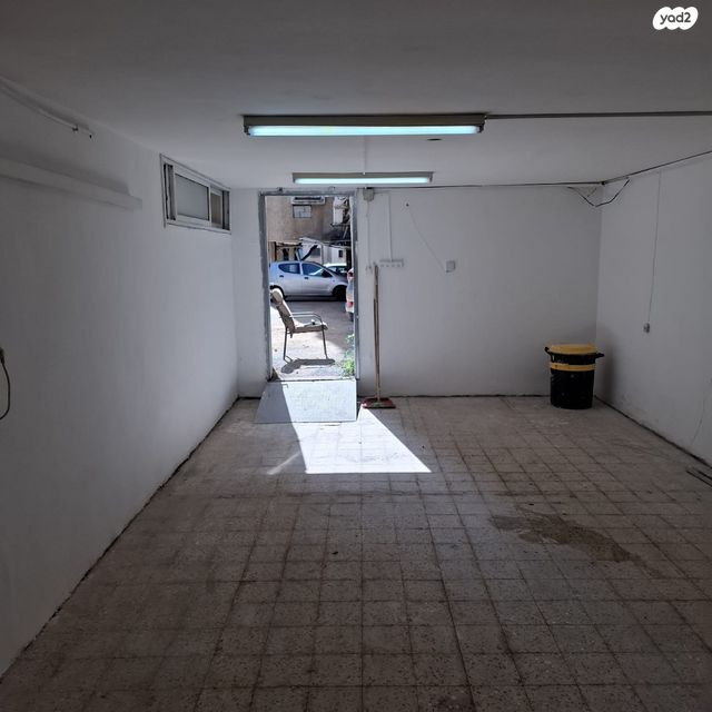 מחסנים, הנוטרים 12, מרכז, הרצליה