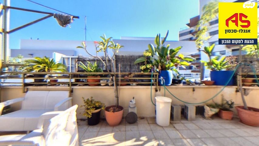 גג/ פנטהאוז, אסירי ציון, הוד השרון