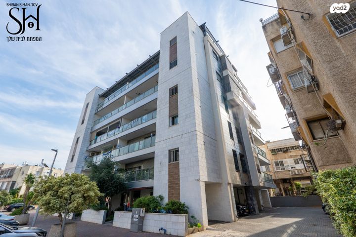 דירה, רחבעם זאבי, גרין ועם, חולון