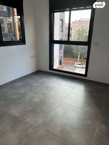 דירה, הגדוד העברי, רעננה