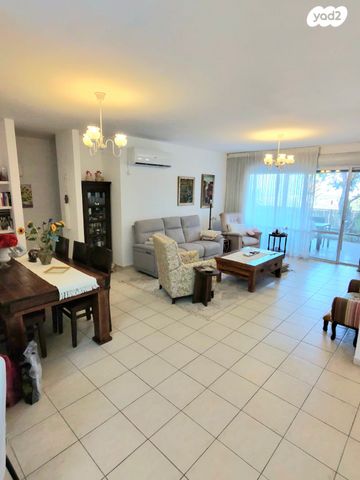 דירת גן, צוותא ב, אלפי מנשה