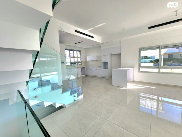 דו משפחתי, קדימה צורן